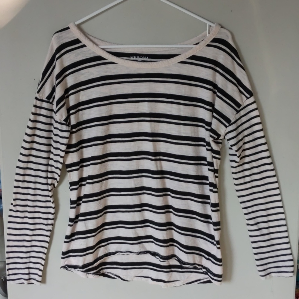 🌺5/$15🌺Black stripes. Long sleeve tee shirt